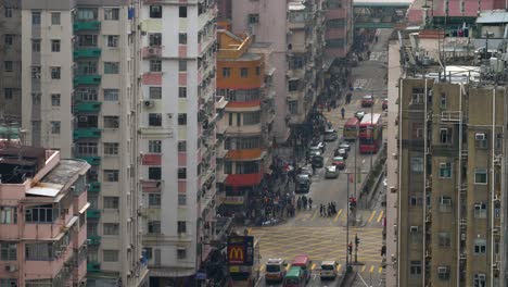 Mirando-hacia-abajo-en-la-concurrida-calle-de-Hong-Kong