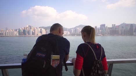 Pareja-con-vistas-al-horizonte-de-Hong-Kong