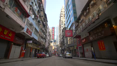Low-Level-Aufnahme-Entlang-Der-Hong-Kong-Street