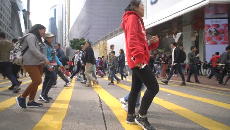 Pedestrians-Crossing-Street-in-Hong-Kong