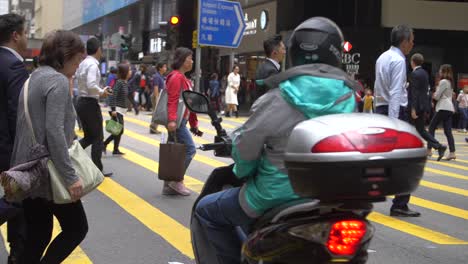 Personas-cruzando-la-carretera-en-el-CDB-de-Hong-Kong