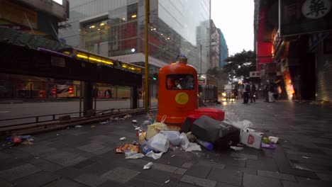 überfüllter-Mülleimer-In-Der-Hongkong-Street