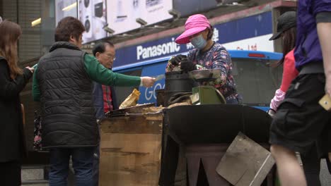Frau,-Die-Straßenverkäufer-Bezahlt