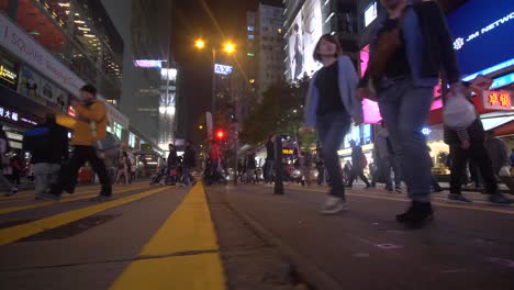 Low-Level-Aufnahme-Von-Hong-Kong-Crosswalk