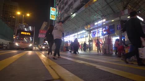 überqueren-Der-Straße-In-Hongkong
