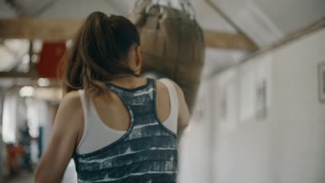 Mujer-entrenando-con-saco-de-boxeo