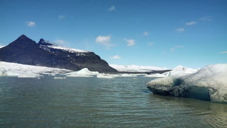 Icebergs-in-an-Icelandic-Lagoon