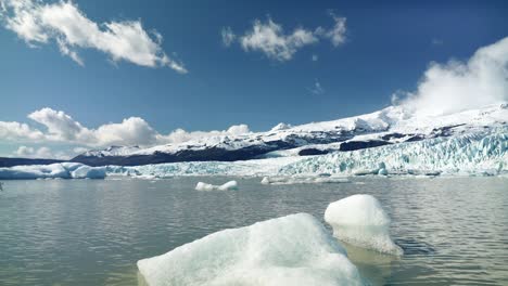 Icebergs-in-an-Icelandic-Lake