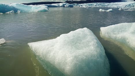 Cerca-de-icebergs-en-un-lago-helado