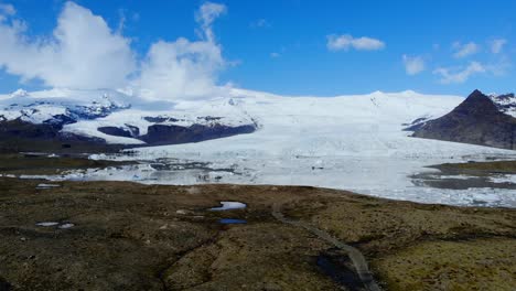 Reveal-Shot-of-Icelandic-Glacier-Lake