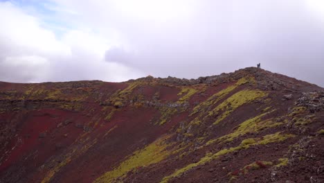 Menschen-Am-Rande-Eines-Kraters