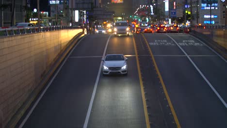 Stark-Befahrene-Straße-In-Der-Innenstadt-Von-Seoul
