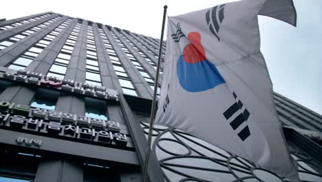 Südkoreanische-Flagge-Hängt-Vom-Wolkenkratzer