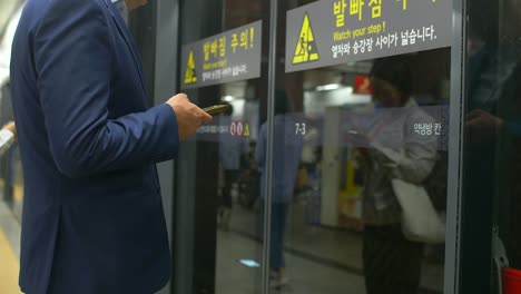 Man-Waiting-for-Train-Seoul