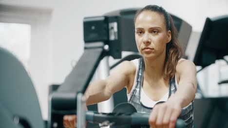 Lady-Using-Rowing-Machine-in-Gym