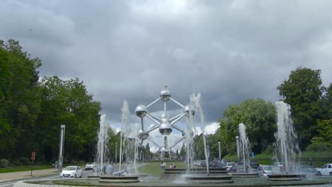 Brunnen-Und-Atomium-In-Brüssel