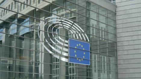 Logo-Auf-Dem-Gebäude-Des-Europäischen-Parlaments