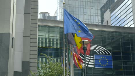 Banderas-nacionales-de-la-UE-y-el-logotipo-del-EP-en-Bruselas