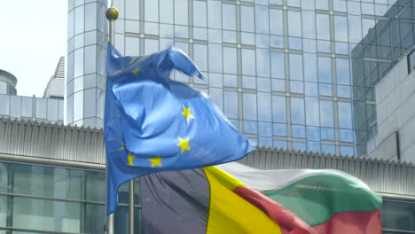 Banderas-de-la-UE-y-belga-en-Bruselas-2
