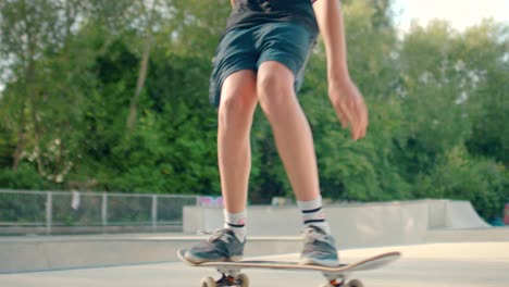 Skateboarder,-Der-Trick-Im-Skatepark-Macht