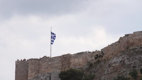 Bandera-griega-ondeando-en-la-Acrópolis-de-Atenas