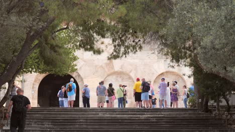 Tourists-Gathered-in-Athens