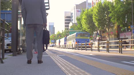 Viajero-inteligente-esperando-en-la-parada-de-autobús