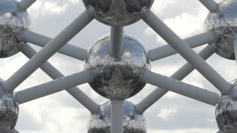 Cerca-de-Atomium-en-Bruselas