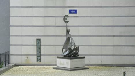 Bronze-Europa-Statue-In-Brüssel