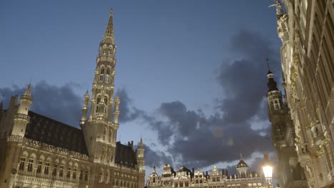 Grand-Place-en-Bruselas-al-atardecer