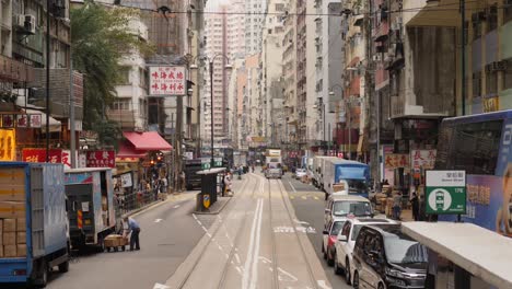 Straße-Mit-Straßenbahnhaltestelle-In-Hongkong