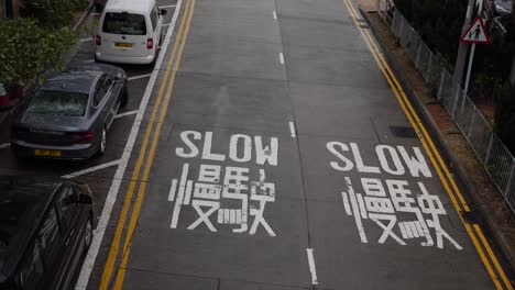 Langsame-Fahrbahnmarkierungen-In-Hongkong