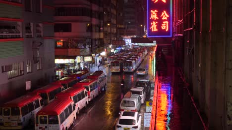 Hongkong-Minibusse-Im-Regen