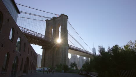 Sonne-Scheint-Durch-Brooklyn-Bridge