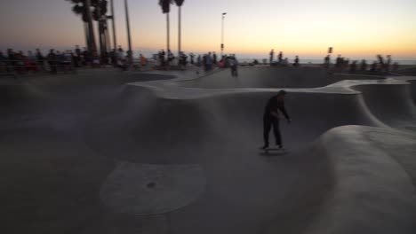 Skateboarder-Im-Venice-Beach-Skatepark