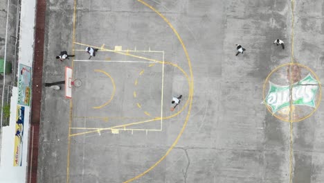 Luftaufnahme-Von-Kindern,-Die-Basketball-Spielen