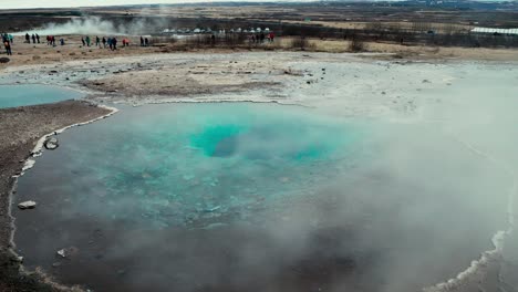 Aguas-termales-al-vapor-en-Islandia