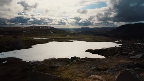 Schneefleck-In-Der-Isländischen-Landschaft