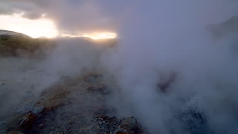Sprudelnde-Heiße-Quelle-In-Island