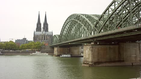 Hohenzollernbrücke-Und-Kölner-Dom-4k