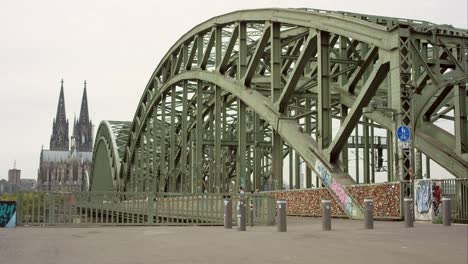 Fußgänger-Auf-Der-Hohenzollernbrücke-4k