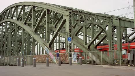 Zug-Auf-Der-Hohenzollernbrücke-4k