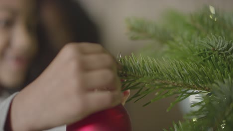 Cu-Childs-Manos-Decorando-El-árbol-De-Navidad-1
