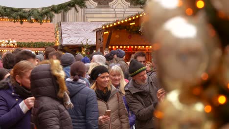 Menschenmassen-Auf-Dem-Weihnachtsmarkt