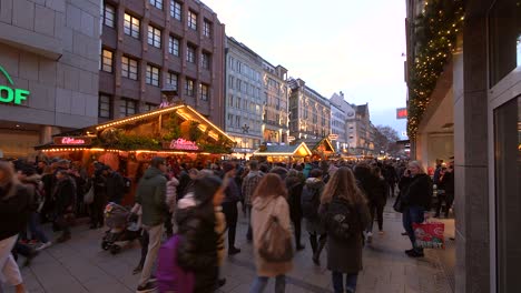 Weihnachtsmarkt-Und-Einkaufsstraße