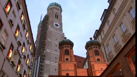 Frauenkirche-Und-Holzmodell-München
