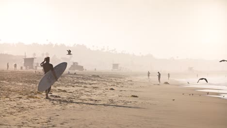Surfer-caminando-por-Sunny-Beach