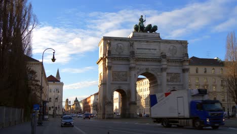 Traffic-Passing-Victory-Gate-in-Munich