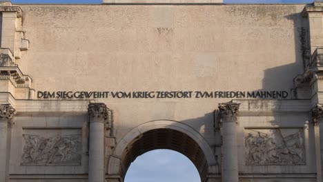 Inschrift-Auf-Der-Rückseite-Des-Münchner-Siegestores