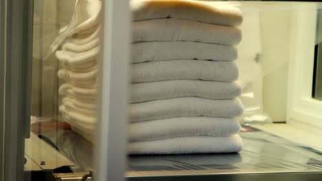 Handtücher-In-Der-Industriewäsche-Verpacken